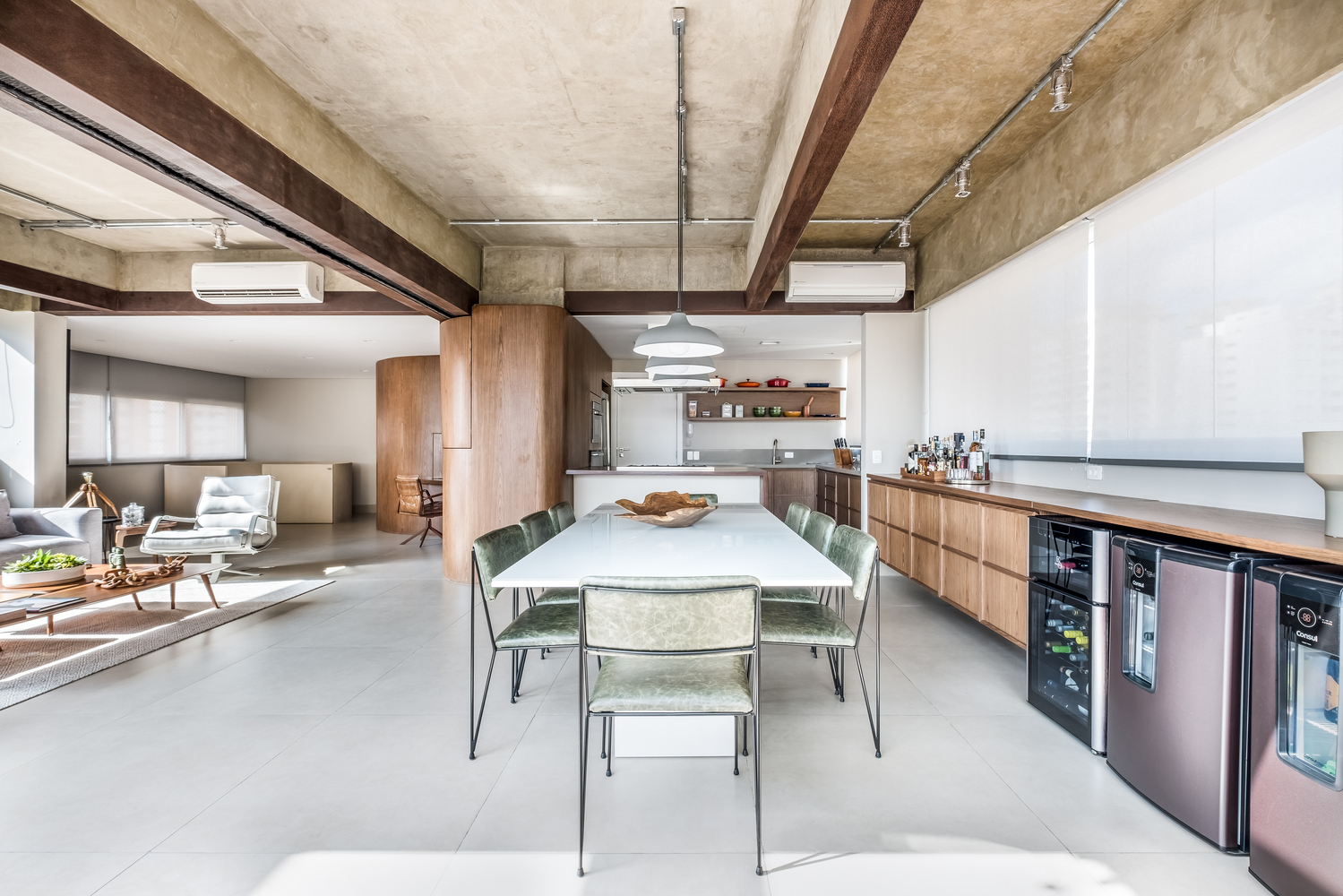 Galeria de Interiores brasileiros: 21 projetos com concreto aparente - 19