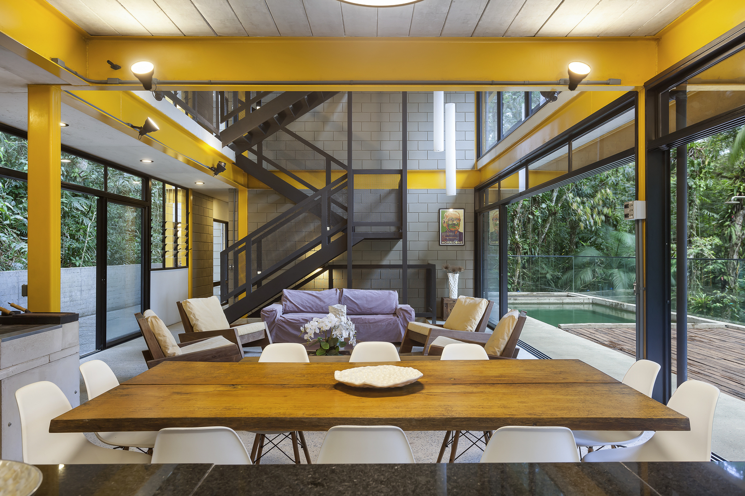 Galeria de Interiores brasileiros: 21 projetos com concreto aparente - 20