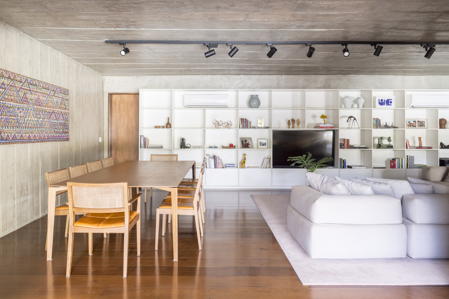 Galeria de Interiores brasileiros: 21 projetos com concreto aparente - 23