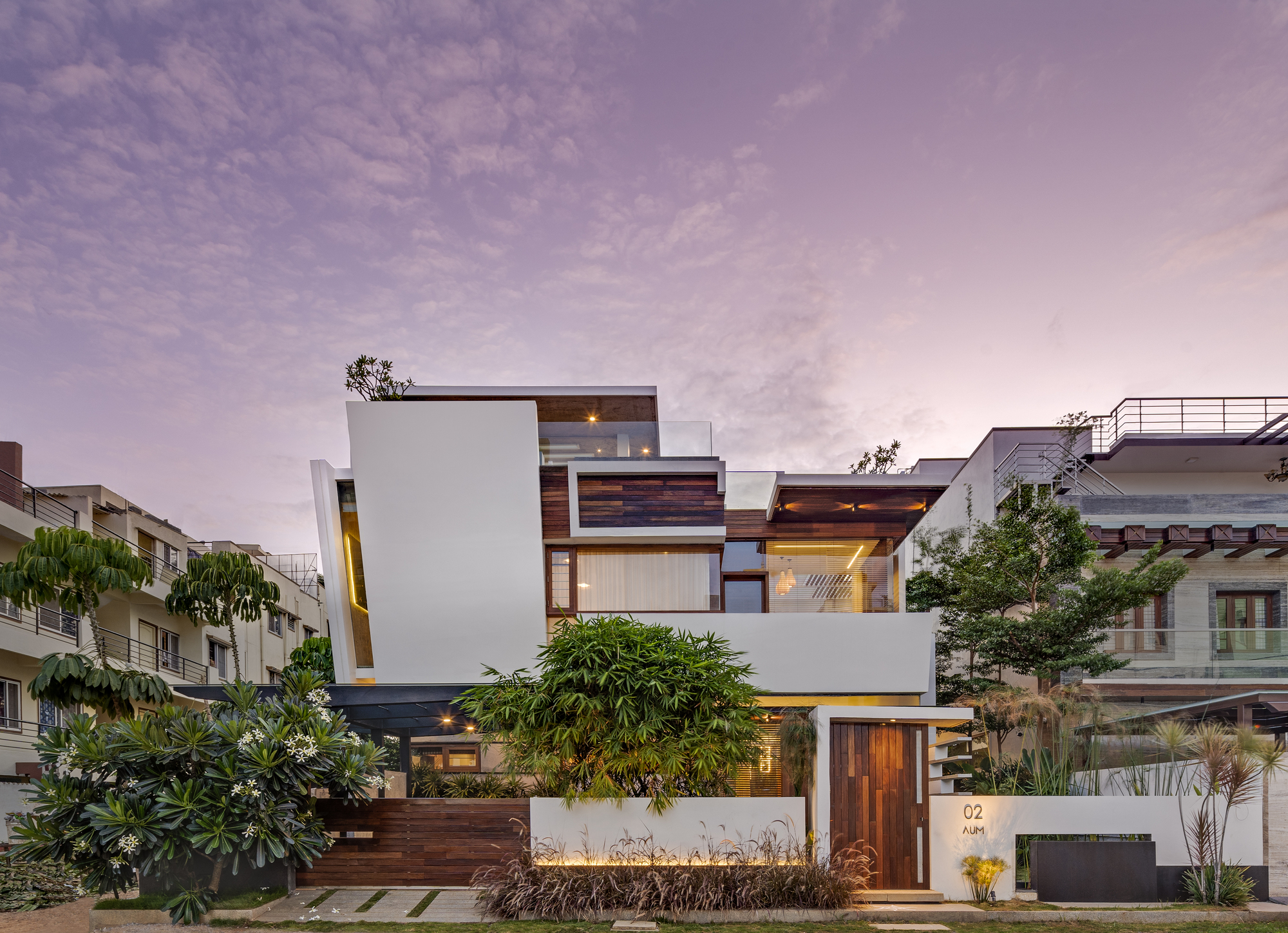 Gallery of Floating Walls House / Crest Architects 20