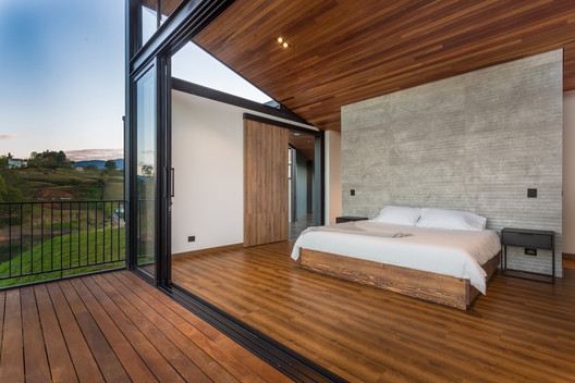 J_p Casa de Campo / tresarquitectos J_p Casa de Campo / tresarquitectos - Fotografia de Interiores, Dormitório, Cama