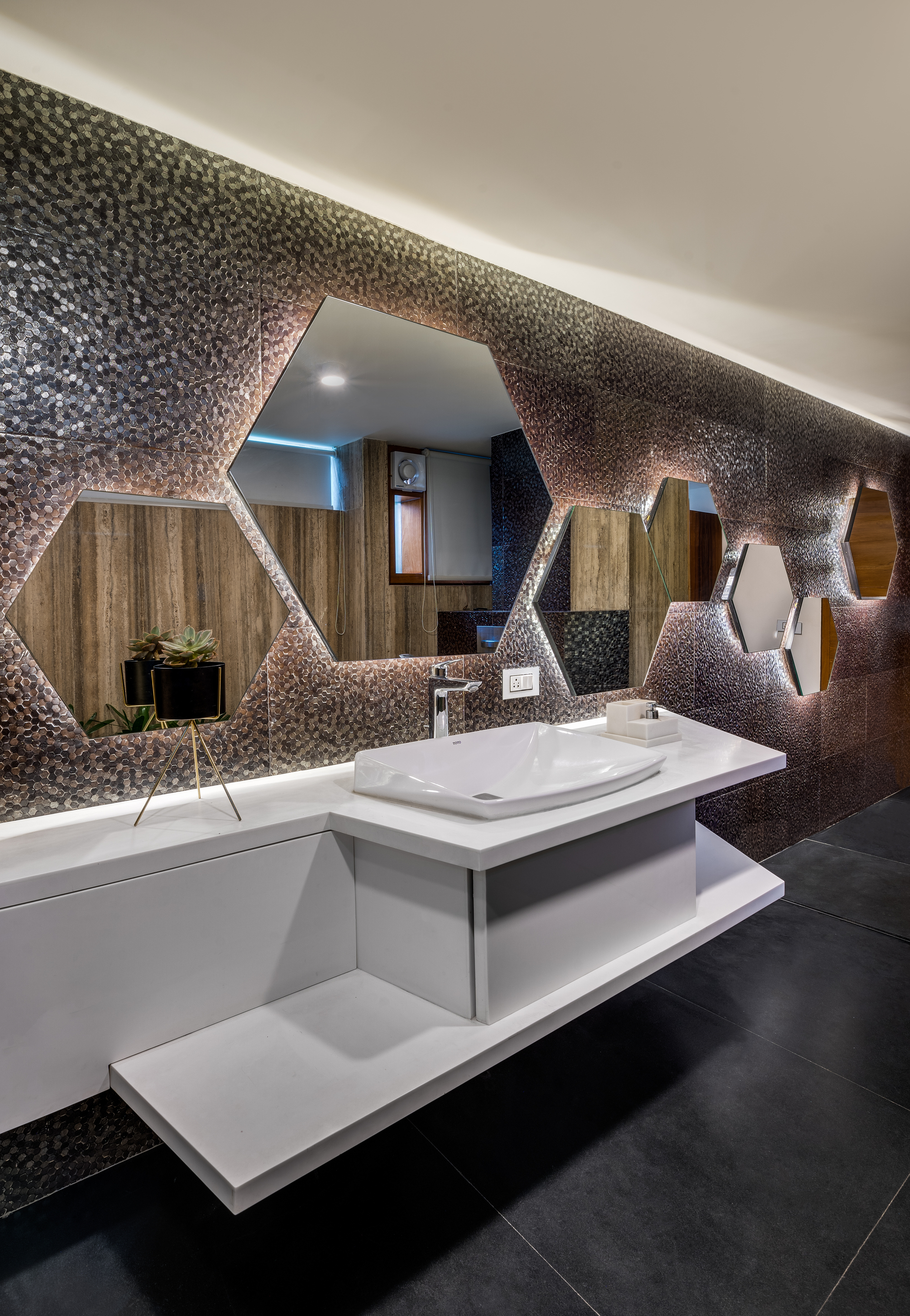 Gallery of Floating Walls House / Crest Architects 35