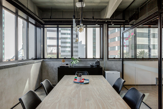 Escritório Docket  / Livia Dalmaso Arquitetura - Fotografia de Interiores, Mesa, Cadeira, Iluminação, Janela, Viga