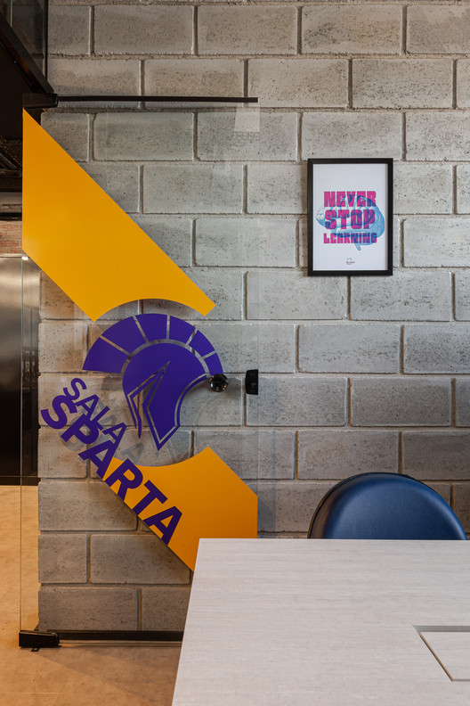 Escritório Docket  / Livia Dalmaso Arquitetura - Fotografia de Interiores, Mesa, Tijolo, Cadeira