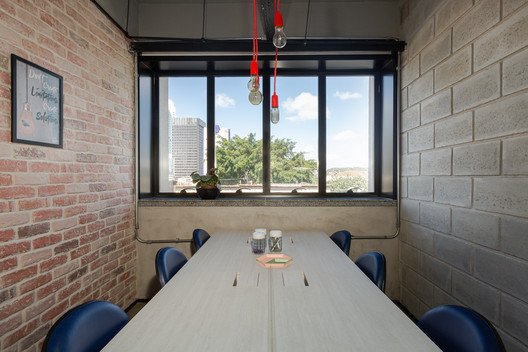 Escritório Docket  / Livia Dalmaso Arquitetura - Fotografia de Interiores, Mesa, Janela, Cadeira, Iluminação