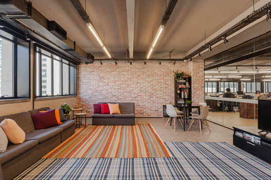 Escritório Docket  / Livia Dalmaso Arquitetura - Fotografia de Interiores, Sala de Estar, Madeira, Janela, Viga