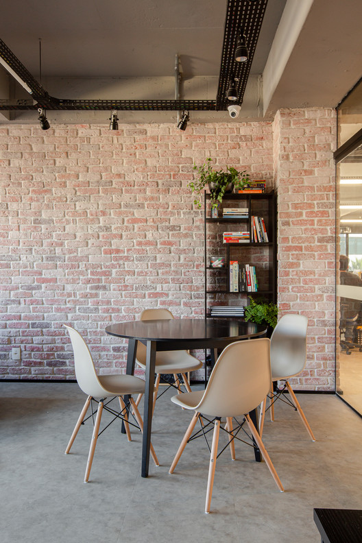 Escritório Docket  / Livia Dalmaso Arquitetura - Fotografia de Interiores, Sala de Jantar, Mesa, Cadeira, Tijolo, Viga