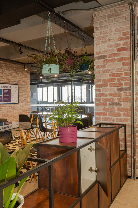 Escritório Docket  / Livia Dalmaso Arquitetura - Fotografia de Interiores, Mesa, Janela, Cadeira, Madeira, Tijolo, Viga