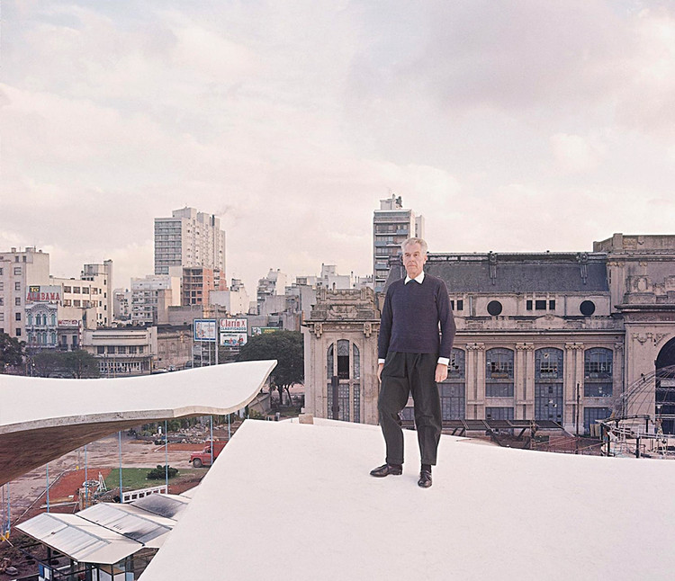 Amancio Willimas sobre el Pabellón de expicición en Palermo.  تصویر Cortesía de Archivo Williams - کارگردان Claudio Williams