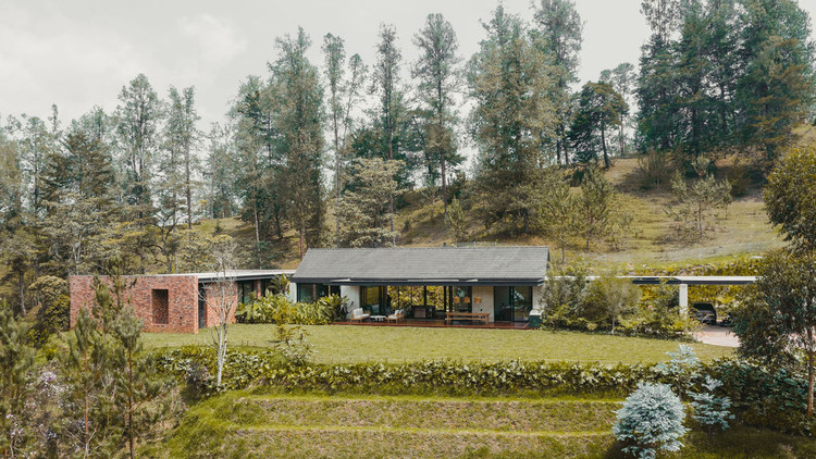 Casa C+N / ALH Taller de Arquitectura - Fotografía exterior, Ventanas, Jardín, Bosque