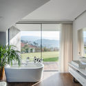 Casa de Arouca / Ana de Bastos + Filipe Xavier Oliveira - Fotografia de Interiores, Banheiro, Banheira, Janela