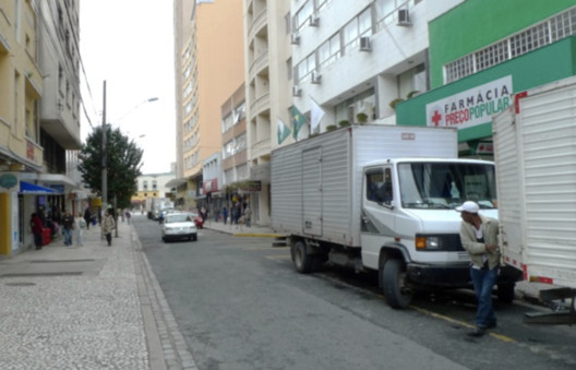 Nova rua completa de Curitiba une prioridade a pedestres e preservação do patrimônio - Imagem 6 de 7