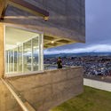 Casa D4 / Edwin Hurtado + Holger Cuadrado - Fotografía exterior, Casas, Fachada, Barandas, Fijación Vigas