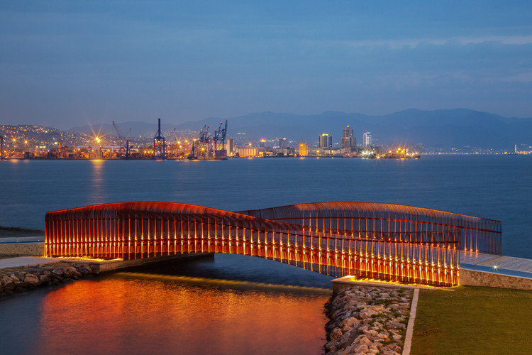 Puente peatonal costero de Bayraklı / Notarchitects + Notmimarlik - Fotografía exterior, Puente Peatonal