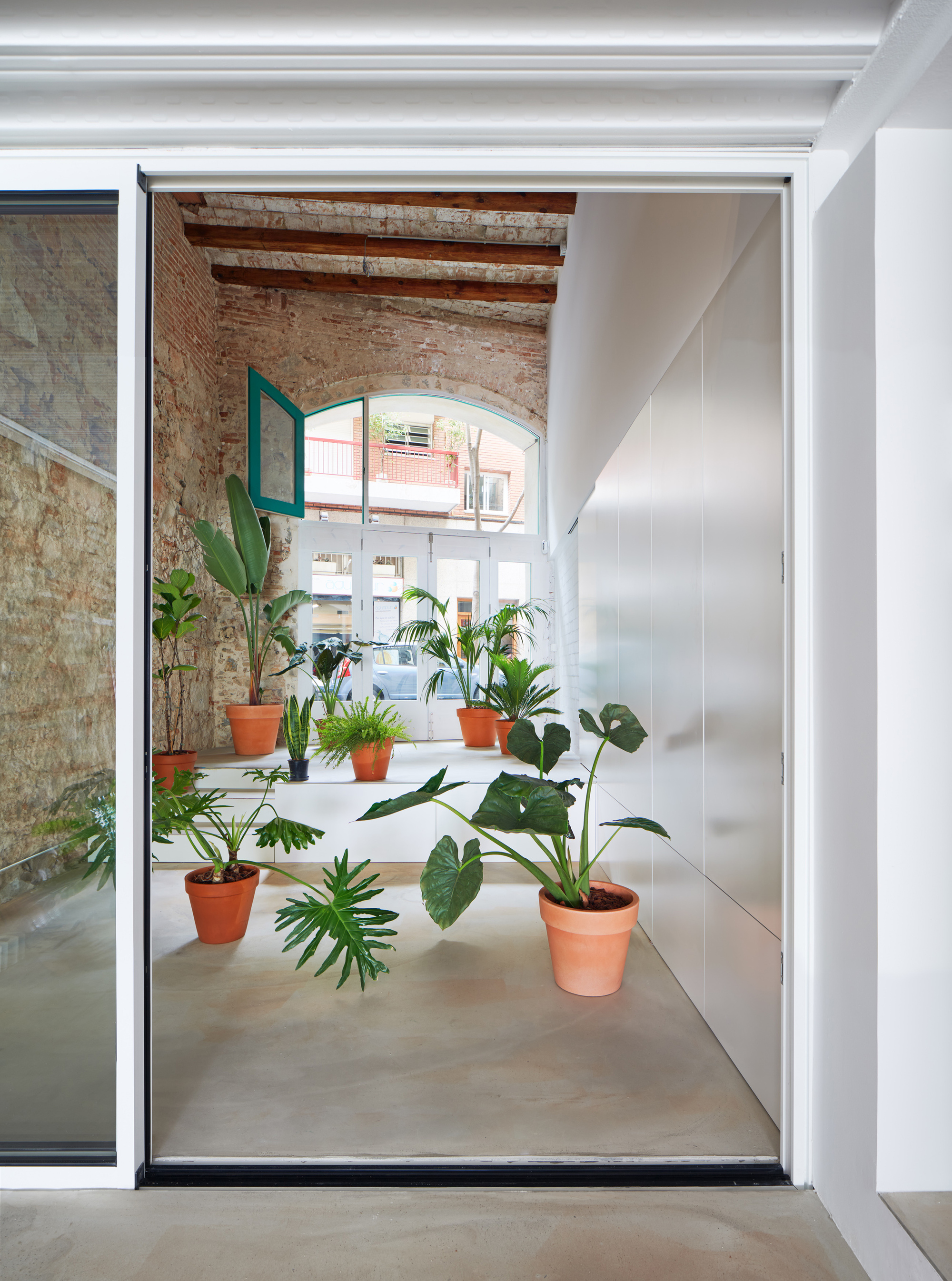 Gallery of Building Between Party Walls in Hostafrancs / 08014