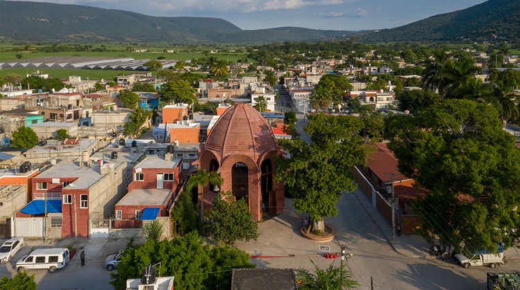 Capilla de la Santa Cruz / Taller de Arquitectura X / Alberto Kalach + Roberto Silva - Exterior Photography