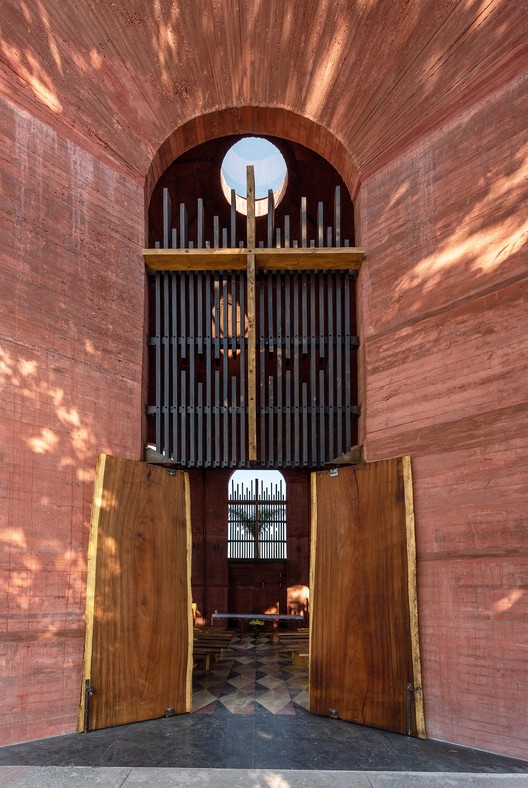 Capilla de la Santa Cruz / Taller de Arquitectura X / Alberto Kalach + Roberto Silva - Fotografía interior, Fachada, Arco