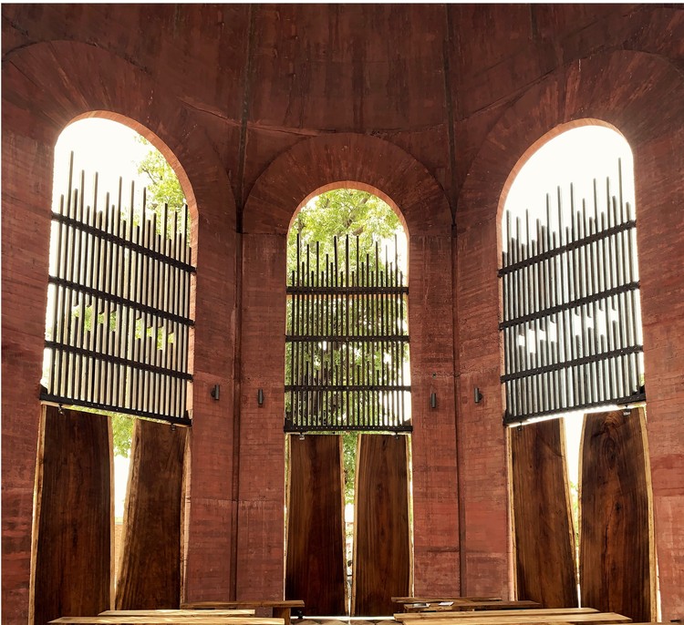 Capilla de la Santa Cruz / Taller de Arquitectura X / Alberto Kalach + Roberto Silva - Fotografía interior, Ventanas, Ladrillo, Fachada, Arcada, Arco, Pilares