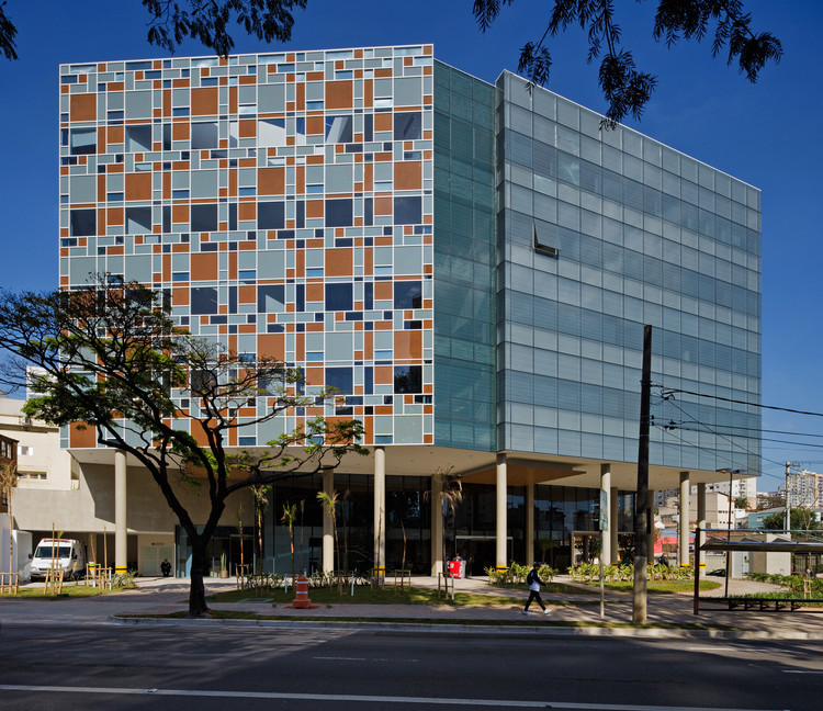 Hospital Albert Einstein - Unidade Avançada Perdizes / Levisky Arquitetos | Estratégia Urbana  - Fotografia de Exterior, Fachada, Janela