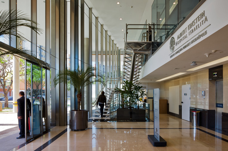 Hospital Albert Einstein - Unidade Avançada Perdizes / Levisky Arquitetos | Estratégia Urbana  - Fotografia de Interiores, Vidro