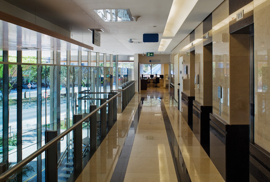 Hospital Albert Einstein - Unidade Avançada Perdizes / Levisky Arquitetos | Estratégia Urbana  - Fotografia de Interiores, Vidro, Janela, Corrimão