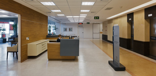 Hospital Albert Einstein - Unidade Avançada Perdizes / Levisky Arquitetos | Estratégia Urbana  - Fotografia de Interiores, Cozinha, Mesa, Cadeira