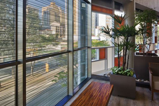 Hospital Albert Einstein - Unidade Avançada Perdizes / Levisky Arquitetos | Estratégia Urbana  - Fotografia de Exterior, Janela, Mesa, Cadeira, Fachada