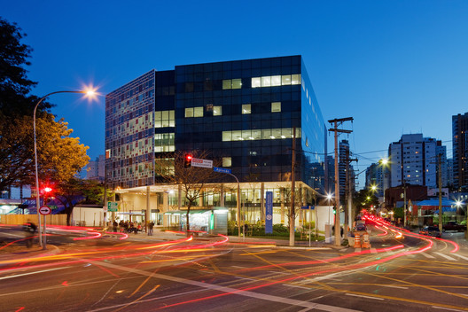 Hospital Albert Einstein - Unidade Avançada Perdizes / Levisky Arquitetos | Estratégia Urbana  - Fotografia de Exterior, Janela, Urbano