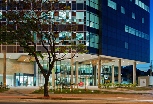 Hospital Albert Einstein - Unidade Avançada Perdizes / Levisky Arquitetos | Estratégia Urbana  - Fotografia de Exterior, Iluminação, Janela, Fachada