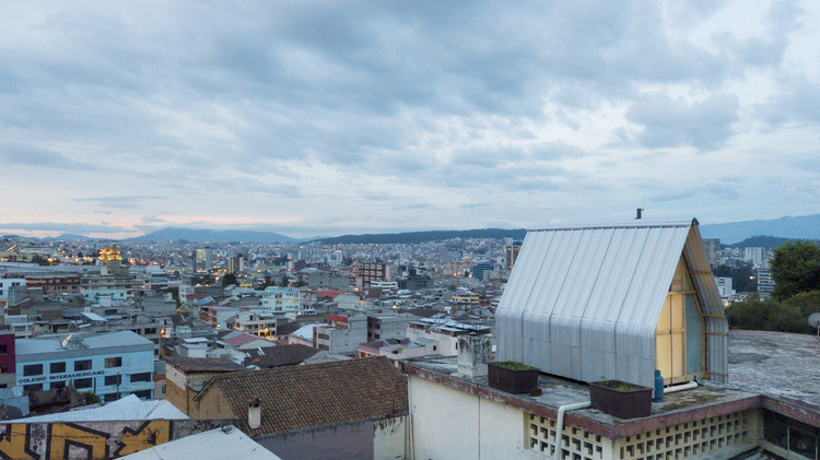 High-Rise Living: 7 Houses Under 65m² in Rooftops and Attics - Image 9 of 22