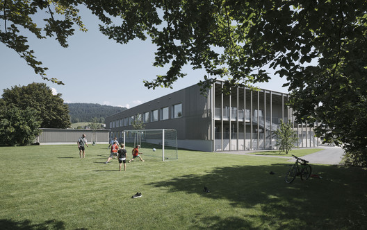 Bütze Wolfurt Primary School  / Schenker Salvi Weber Architekten - Exterior Photography, Windows, Garden