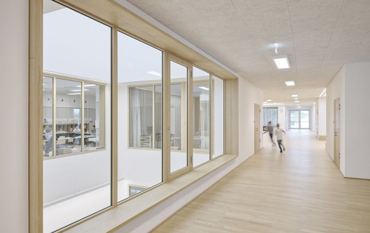 Bütze Wolfurt Primary School  / Schenker Salvi Weber Architekten - Interior Photography, Windows, Door, Handrail