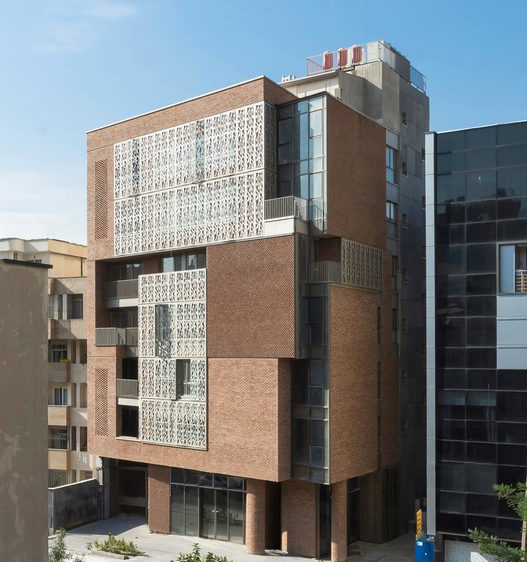 Nahid Office and Commercial Building / Atizist Consulting Engineers - More Images