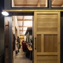 伐木工的日式烤串店 / Opensite architecture studio - 室内图, 餐厅, 门, 表皮, 椅子