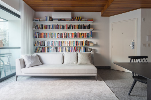 Apartamento Promenade / Pedro Haruf - Fotografia de Interiores, Prateleira, Viga