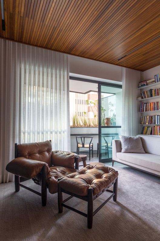 Apartamento Promenade / Pedro Haruf - Fotografia de Interiores, Sala de Estar, Mesa, Sofá, Janela, Madeira, Iluminação, Viga, Dormitório