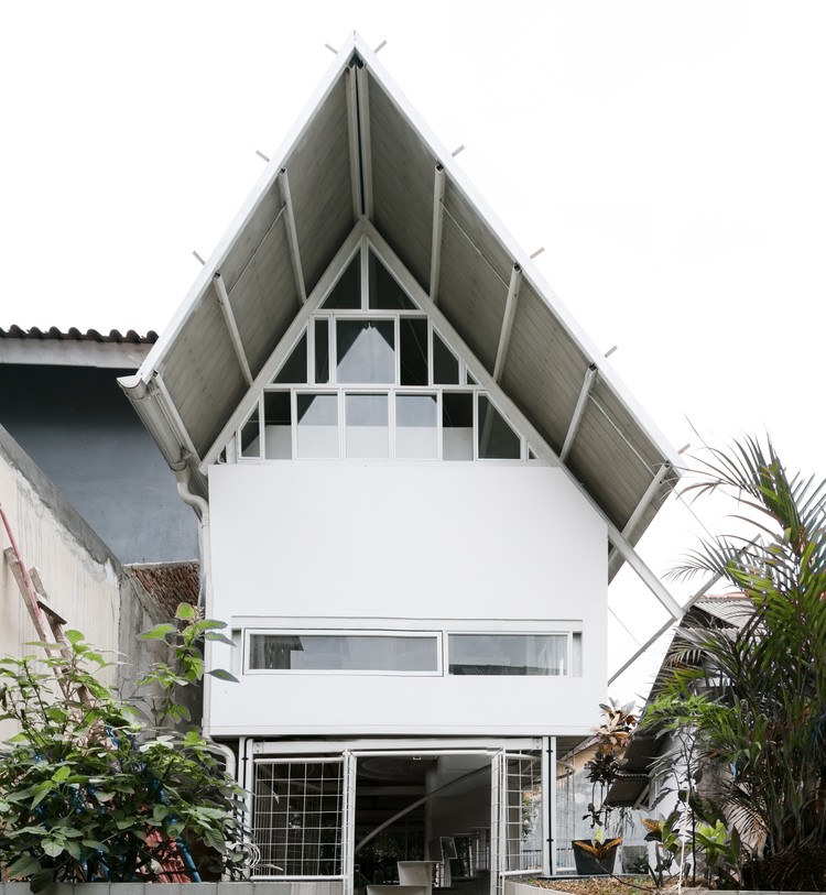 印尼阿尔西亚住宅 / Atelier Riri + Arsitek Tropis - 更多图片