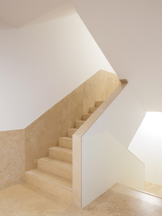 Residencial Complex in Gallarate / Álvaro Siza + COR Arquitectos Residencial Complex in Gallarate / Álvaro Siza + COR Arquitectos - Interior Photography, Stairs, Handrail
