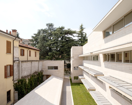 Residencial Complex in Gallarate / Álvaro Siza + COR Arquitectos Residencial Complex in Gallarate / Álvaro Siza + COR Arquitectos - Exterior Photography, Facade, Courtyard