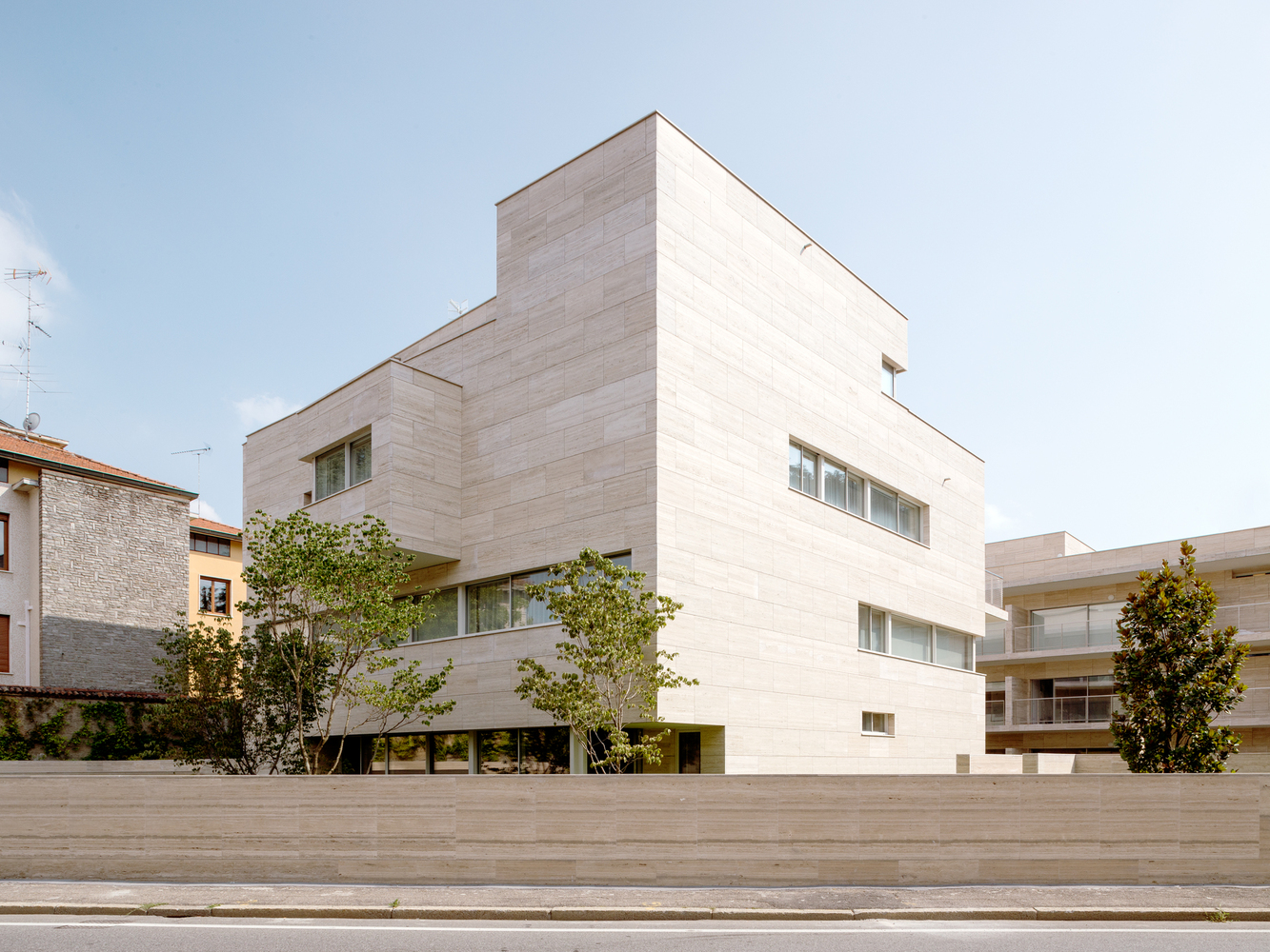 Gallery of Residencial Complex in Gallarate / Álvaro Siza + COR