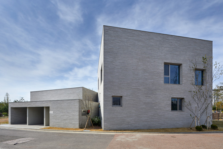 Unyang-dong Ria’s Two-Family House / Seoga Architecture - Exterior Photography, Windows, Facade