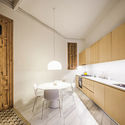 Reforma Mueble Estudio Vivienda  / Anna & Eugeni Bach - Fotografía interior, Cocina, Mesas, Sillas, Puerta, Encimera