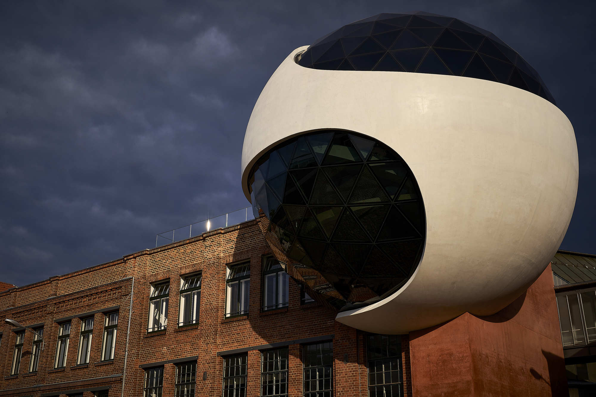 Gallery of An Oscar NiemeyerDesigned White Concrete and Glazed Sphere