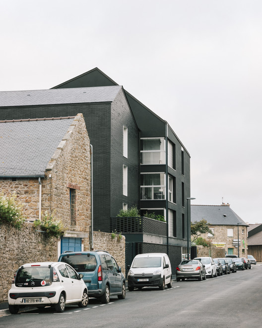 12 Housing Units / a/LTA - Exterior Photography