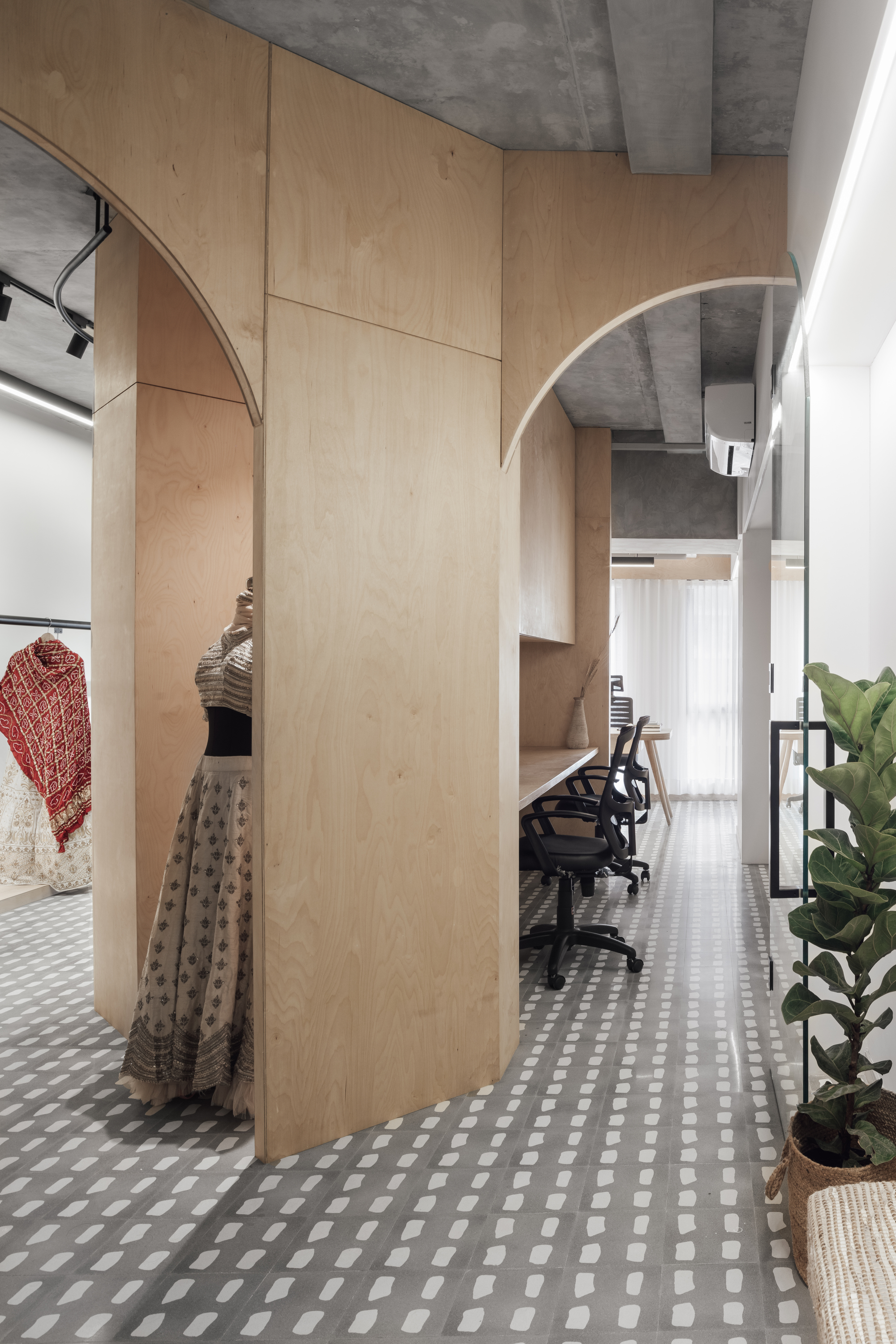 Gallery of Curve and Dashes Store / Intrinsic Designs - 6
