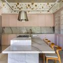 Casa da Mata / Leo Romano - Fotografia de Interiores, Interiroes De Casas, Cozinha, Viga, Bancada, Iluminação, Pia, Mesa, Cadeira