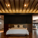 Casa entre pinos / Infante Arquitectos - Fotografía interior, Casas, Dormitorio, Fijación Vigas, Camas