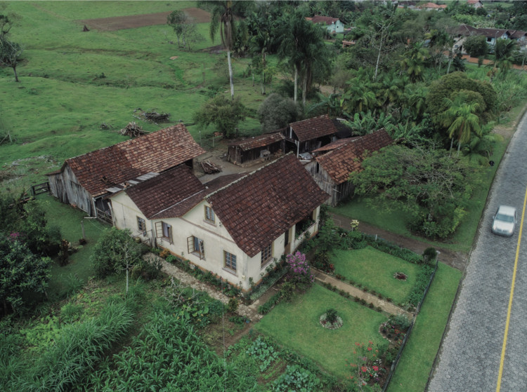 Vista do conjunto construído da “Casa Angida Riemer”, no bairro Testo Alto, em Pomerode. Fonte: Espaço Arqueologia, 2020, retirado do livro "Morar na Colônia: a arquitetura da imigração em Testo Alto e Rio da Luz"