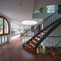 越南L住宅，环形流线下的小家庭生活 / NH Village Architects - 室内图, 独立住宅, 楼梯, 扶手