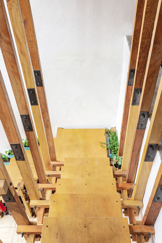 The Cave of the Mini Beast / La Cabina de la Curiosidad + Marie Combette + Daniel Moreno Flores The Cave of the Mini Beast / La Cabina de la Curiosidad + Marie Combette + Daniel Moreno Flores - Interior Photography, Stairs, Wood